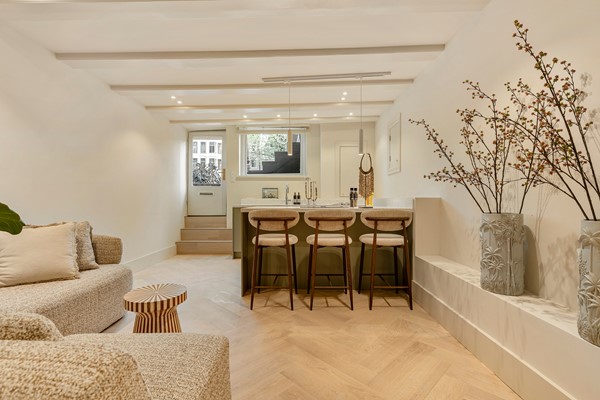 Under offer: 806-O